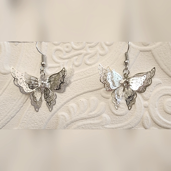 Multidimensional Butterfly Lightweight  Earrings Silver tone - Picture 1 of 6